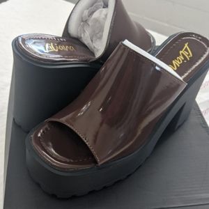 NWT Platform sandals 90's size 9